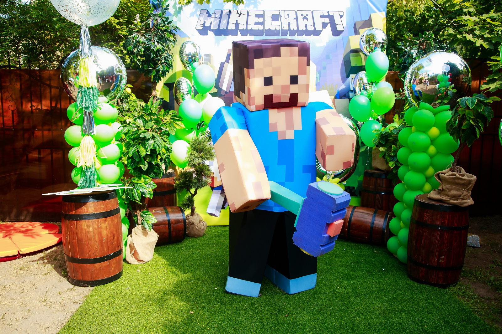 BirthdayParty     1144 114         Minecraft Inside